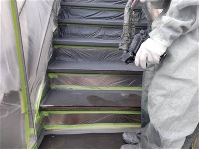 階段防水工事　ウレタン防水材塗布